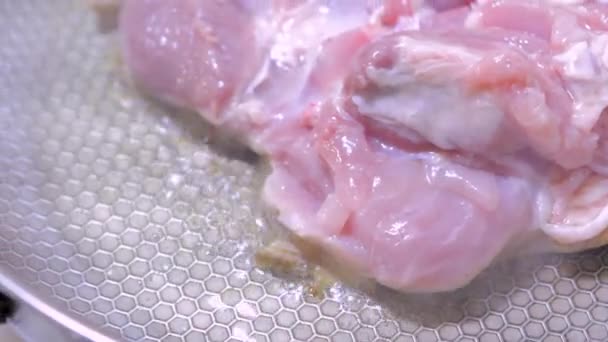 Friggere nella pentola è delizioso pollo tenero - Filmati, video