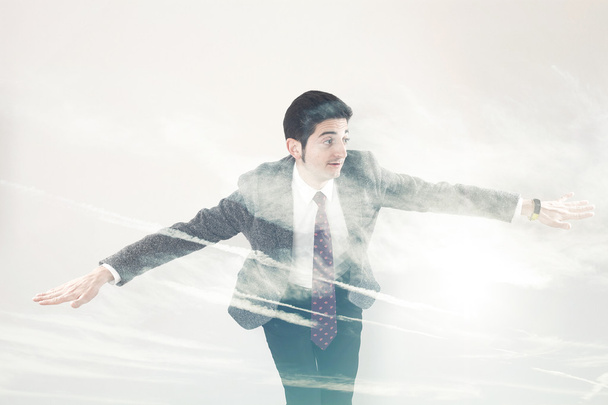 Двойное воздействие летучих жестов и облаков бизнесмена
 - Фото, изображение