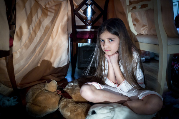 spaventata bambina seduta sul pavimento a notte scura raccapricciante
 - Foto, immagini
