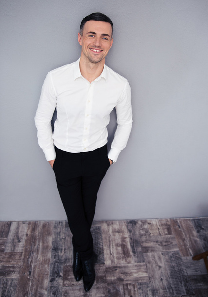 Full length portrait of a smiling businessman - Foto, afbeelding