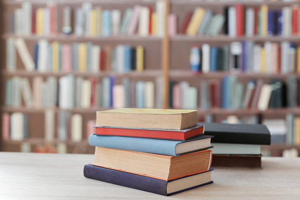 стек книг на дерев'яному столі в бібліотеці
 - Фото, зображення