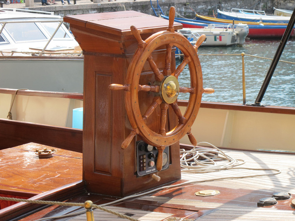 Steuerrad-Segelboot - Foto, Bild