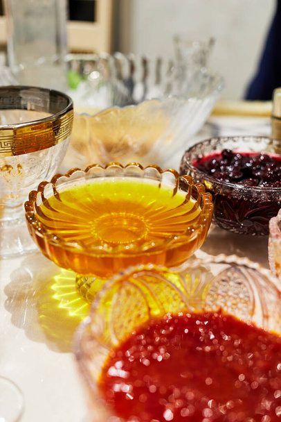 vaso com mel e geléia na mesa festiva. foco seletivo - Foto, Imagem