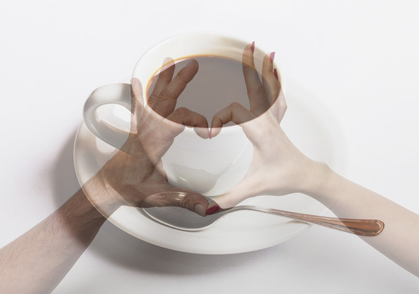 Dupla exposição do gesto da mão do coração e xícara de café
 - Foto, Imagem
