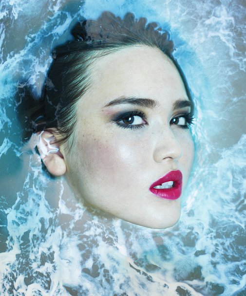Double exposure of model water portrait and sea foam - Foto, afbeelding