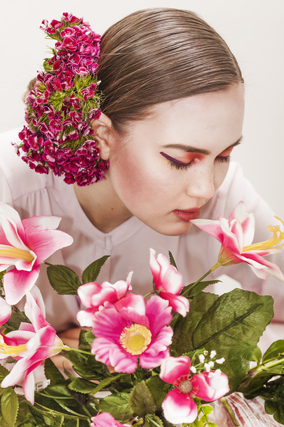 Κορίτσι ομορφιά πορτρέτο φορώντας και μυρίζοντας λουλούδια - Φωτογραφία, εικόνα