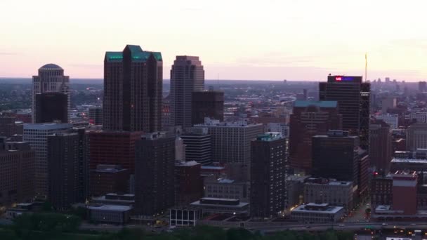 Widok z lotu ptaka na centrum St. Louis o zachodzie słońca, podkreślając panoramę miasta i charakterystyczne budynki, jak zapada zmrok. Koncepcja urbanistyczna i architektoniczna celu podróży. - Materiał filmowy, wideo