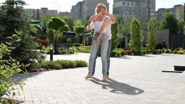 多彩なカップルダンス。 ライフスタイル,レジャー,そして一緒に時間を過ごす. ストリートダンスバカタは公園の屋外で踊りました - 映像、動画