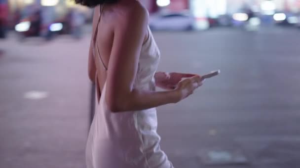 Em uma rua movimentada uma mulher tira uma foto - 4K Horizontal vídeo - Filmagem, Vídeo