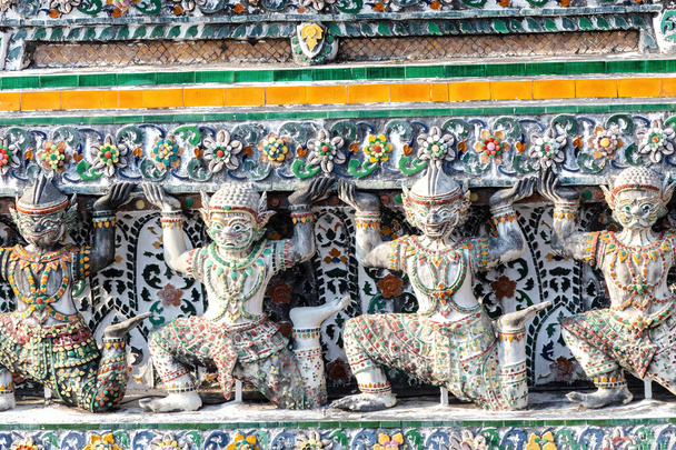 Ornamentale Garuda-Statuen auf dem Prang des Wat Arun (Tempel der Morgenröte) in Bangkok, Thailand.  - Foto, Bild