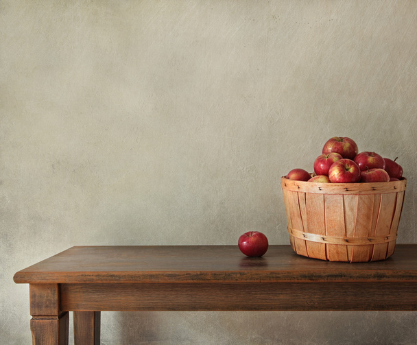 verse appels op houten tafel - Foto, afbeelding