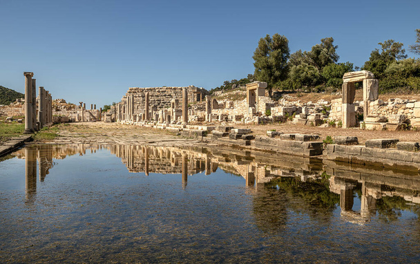 Η αρχαία πόλη Πατάρα βρίσκεται στο σημερινό χωριό Γελέμης, στο νοτιοδυτικό άκρο της κοιλάδας Ξάνθου μεταξύ Φετιγιέ και Καλκάν, και είναι μια από τις πιο σημαντικές και παλαιότερες πόλεις της Λυκίας.. - Φωτογραφία, εικόνα