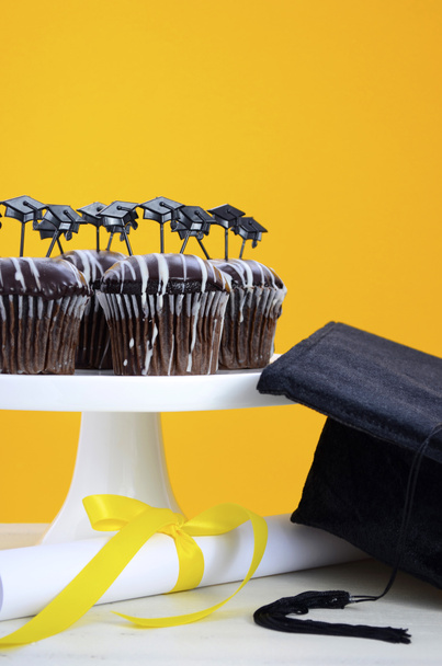Feliz fiesta del Día de la Graduación cupcakes de chocolate
  - Foto, imagen