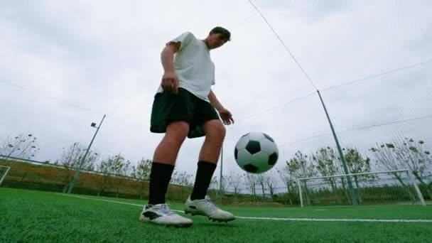 Bakış Atleti Serbest Futbol Oynuyor. - Video, Çekim