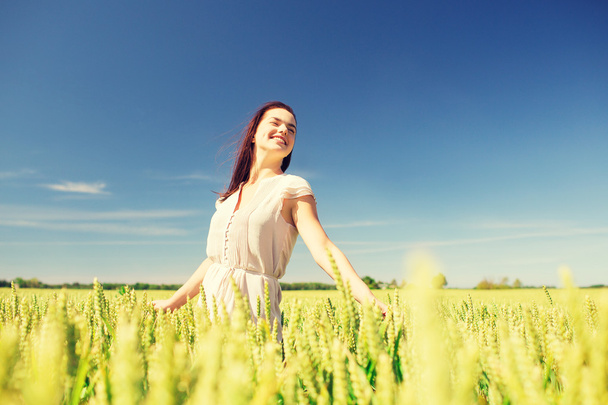 усміхнена молода жінка на зерновому полі
 - Фото, зображення