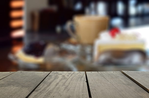 Размытие и размытие изображения кофе и торта капучино на столе для использования на заднем плане
 - Фото, изображение