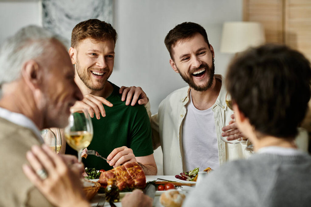 Ein schwules Paar genießt eine Mahlzeit mit seiner Familie und teilt Lachen und Gespräche. - Foto, Bild