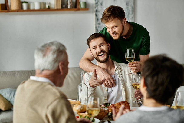 Una pareja gay disfruta de una comida con su familia, llena de risas y calidez. - Foto, imagen