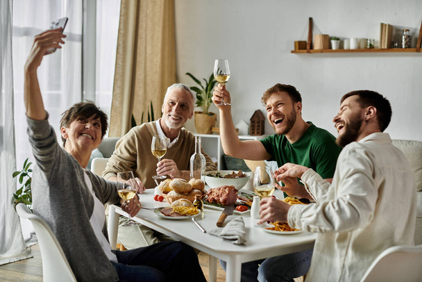 Una coppia gay si gode la cena con i genitori a casa, piena di risate e calore. - Foto, immagini