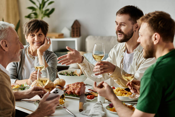 een gay paar introduceert hun partners naar ouders over een home-gekookt diner. - Foto, afbeelding