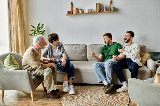 Ein schwules Paar sitzt auf einer Couch und spricht mit den Eltern im Wohnzimmer. - Foto, Bild