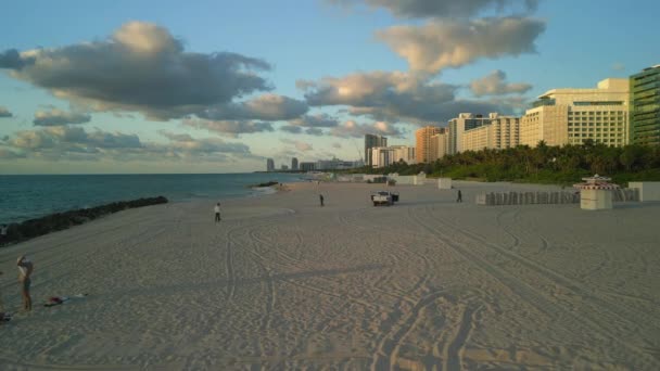 Miami Beach napkeltekor, bemutatja a tengerpartot, szállodákat, és a kora reggeli strandolási lehetőségeket. Utazási és turisztikai látványtervek a világ célállomásairól. - Felvétel, videó