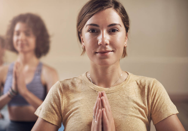 Femme, yoga et portrait avec des mains de prière pour la médiation, se détendre et zen pour la santé holistique. Entraîneur personnel, instructeur et spirituel pour l'exercice, le bien-être et la pleine conscience avec fierté et calme. - Photo, image
