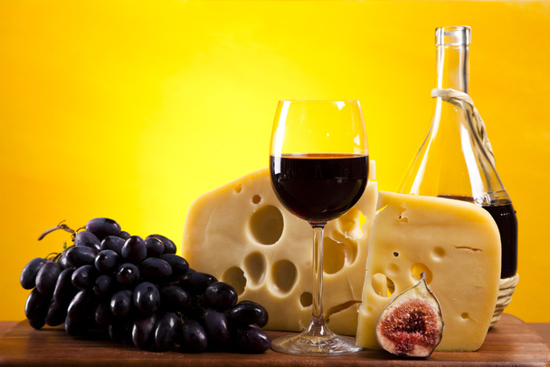 Kırmızı şarap ve peynir. - Fotoğraf, Görsel
