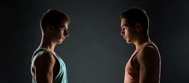 Nuoret miehet katsovat toisiaan
 - Valokuva, kuva