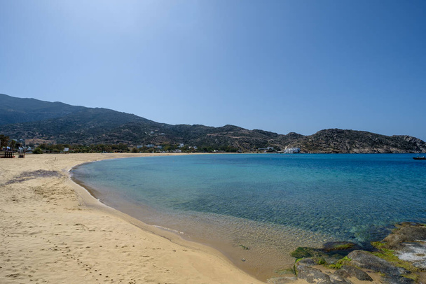 Вид на один из самых красивых пляжей Греции, песчаный пляж Mylopotas в Ios cyclades Греции  - Фото, изображение