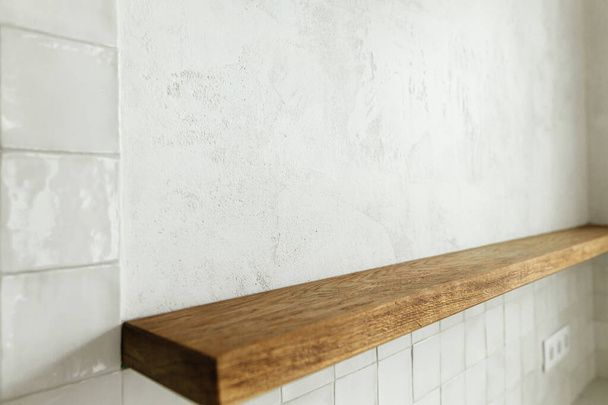 モダンなキッチンで木製の棚モックアップ。素朴な木の棚のテンプレート、製品のためのコピースペース。新しいスカンディナヴィアの家のスタイリッシュなキッチンインテリア - 写真・画像