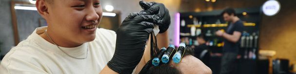 Otsikko kampaaja laittaa rullat märkä hiukset asiakkaan - Valokuva, kuva