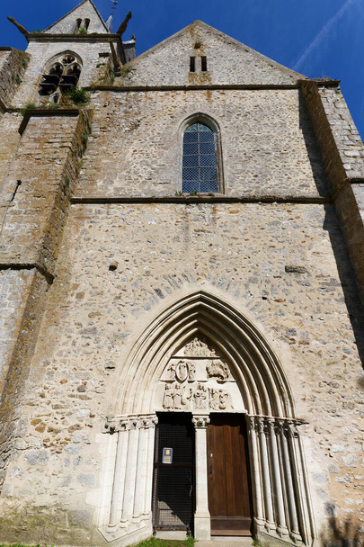 La colegiata de Notre-Dame de l Assomption en Crecy-la-Chapelle es una joya gótica de Brie que celebró su 800 aniversario. - Foto, imagen