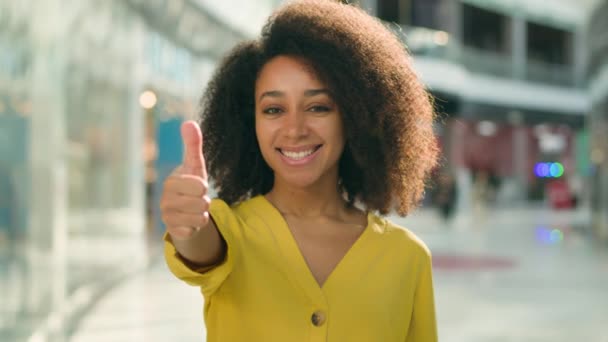 Jonge vrolijke Afro-Amerikaanse vrouw tonen duim omhoog glimlachende vriendelijke vrouwelijke model gebaar positieve teken geluk als vinger goed ok goedkeuring ja blij vreugde tevreden eens aanbevelen beste bevestigen - Video