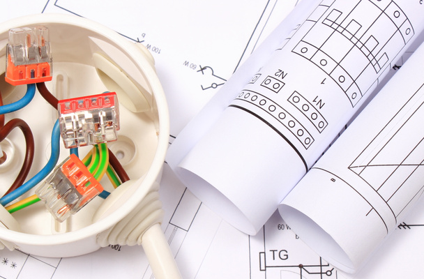 Boîte électrique avec câbles et diagrammes sur dessin de construction
 - Photo, image