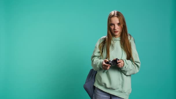 Fiatal lány spam vezérlő gombok, csalódott fogadása után játék képernyőn. Nő ideges elvesztése után videojáték, játék gamepad, stúdió háttér, kamera B - Felvétel, videó