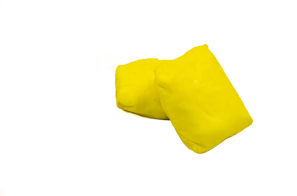 Rouleau de crêpe jaune avec garniture crème
 - Photo, image