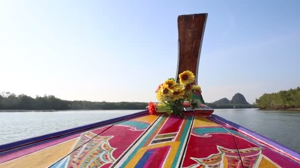 Longtail tailandés barco a la deriva en el río - Imágenes, Vídeo