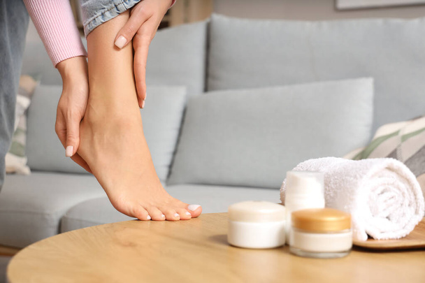 Mujer haciendo masaje de pies con crema en casa, primer plano - Foto, Imagen