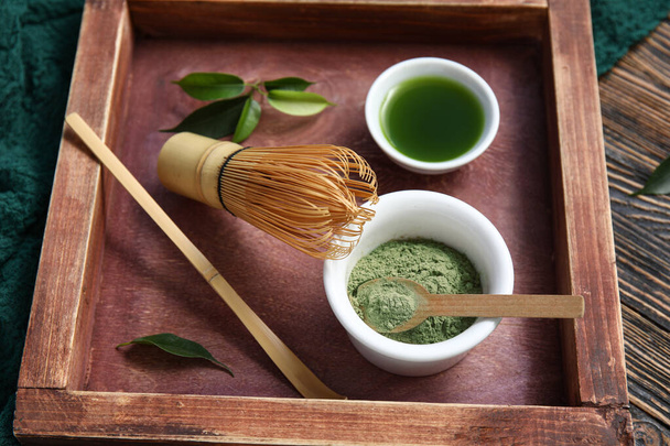 Bols de thé matcha et de poudre avec chasen sur fond en bois - Photo, image