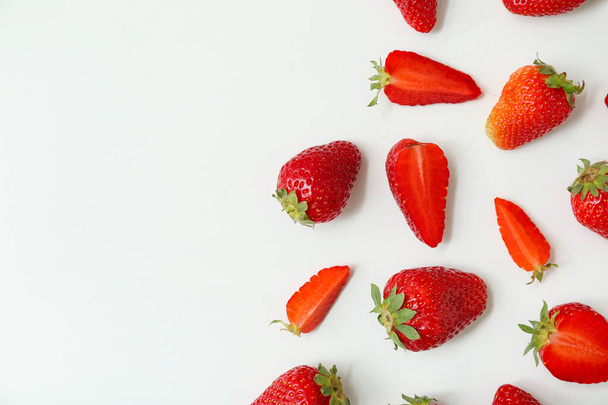 Fresas frescas dulces sobre fondo blanco
 - Foto, Imagen