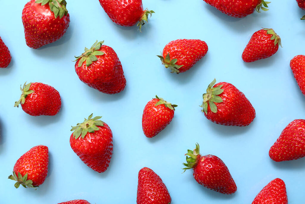 Γλυκές νωπές φράουλες σε μπλε φόντο - Φωτογραφία, εικόνα