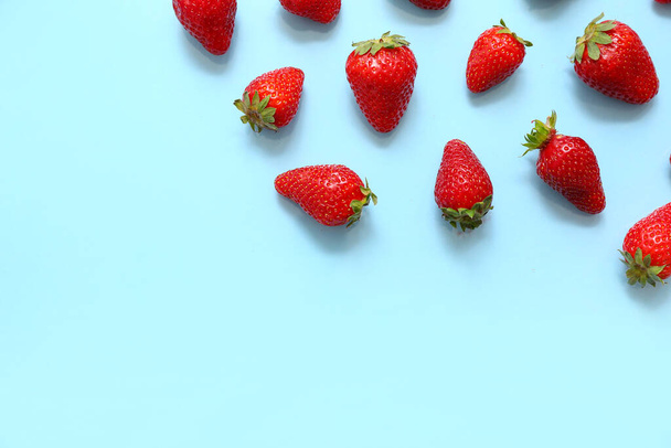 Fresas frescas dulces sobre fondo azul - Foto, Imagen