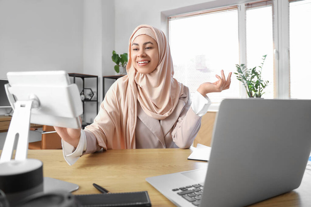 Mulher de negócios muçulmana trabalhando com tablet computador à mesa no escritório - Foto, Imagem