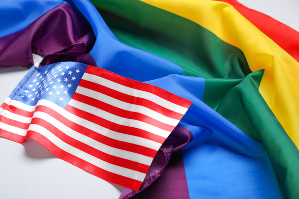 Gri arkaplanda LGBT ve ABD bayrakları - Fotoğraf, Görsel