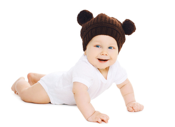 耳に茶色のニット帽子で笑顔のかわいい赤ちゃんの肖像画が - 写真・画像