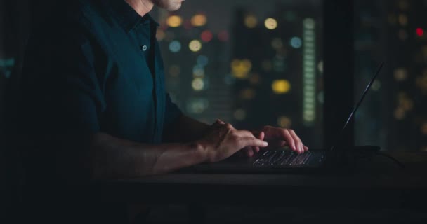 Η φιγούρα ατόμων κάθεται πριν από τα χέρια κωδικοποίησης οθόνης υπολογιστών κλείνουν προγραμματιστής γράφει τις γραμμές κωδικοποίησης πληκτρολογώντας πληκτρολόγηση πληκτρολογίου. Πληκτρολογώντας το lap-top προγραμματίζοντας το γραφείο - Πλάνα, βίντεο