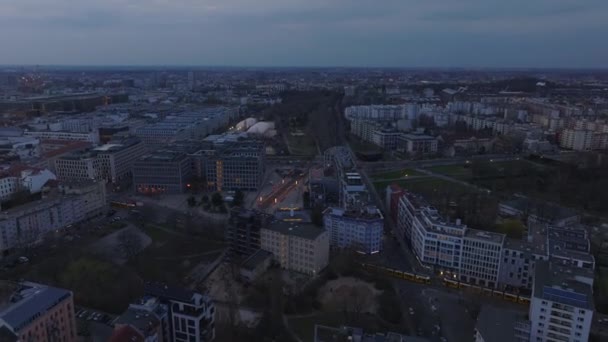 Luchtfoto van modern gebouw in Elisabeth Schwarzhaupt Platz in Berlijn in de schemering genomen door een drone, met de nadruk op de stad architectuur en lay-out van boven. - Video