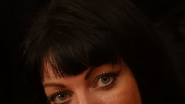 Жінка зеленуваті очі дивиться на чорному тлі
 - Кадри, відео