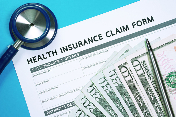 Formulario de reclamo de seguro de salud con dinero
 - Foto, Imagen